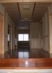天井にめすき天井 竹の天井をデザインで配置 腰板は檜を使用 壁は左官さん仕上げ
