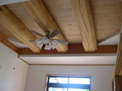 リビング、天井は、岐阜県の日本松と、杉板あらわし。上右写真は腰板桧　床板はカバ櫻の無垢板。 	 