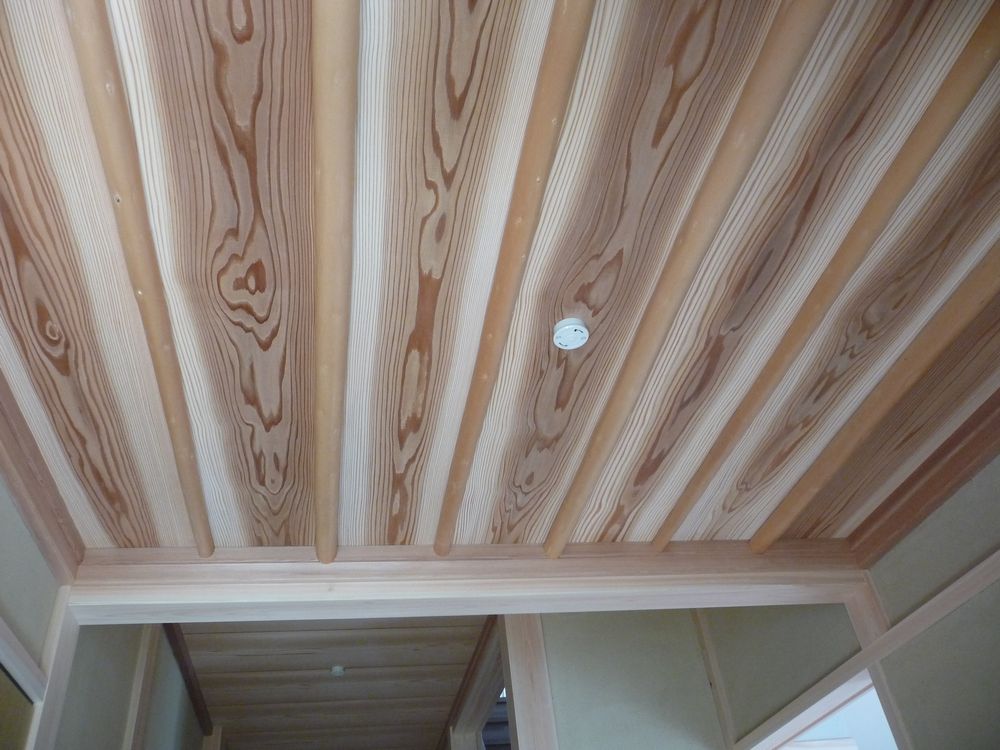 玄関土間の天井です。みがきの杉竿と杉のムク天井板です。