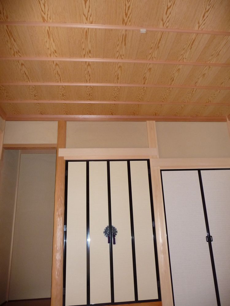 和室の天井は竿天井です。