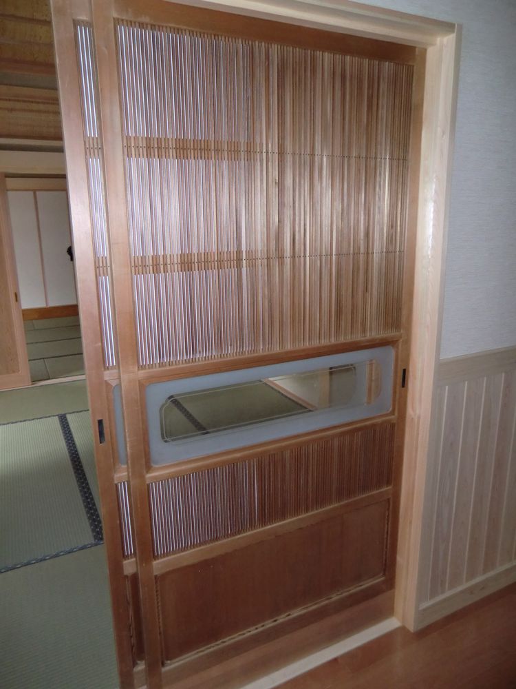 左の建具の裏です　この建具は70年前のものです