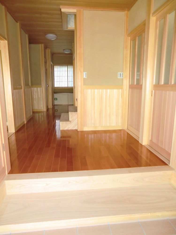 玄関ホール。小縁框無垢のタモ 腰板桧 建具杉赤身の柾