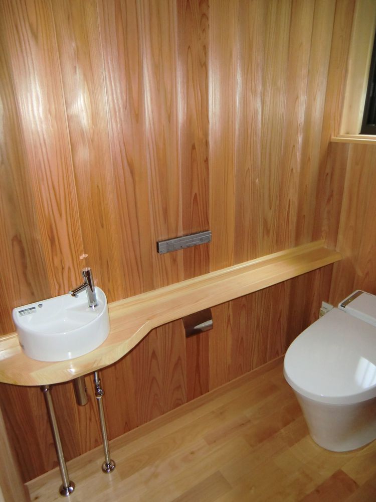 トイレ・天井壁杉板赤身の無垢板　桧の無垢カウンター