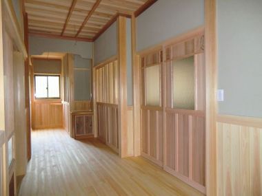 ホール・床板桧、腰板桧、天井杉板、建具杉柾目板
