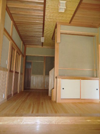 玄関ホール・床板桧、天井竹、杉