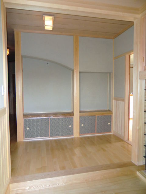 玄関ホール・無垢タモの小縁框、桧腰板