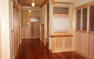 玄関ホール・飾り棚、床かりん、竹天井、桧腰板、土壁塗りの上に左官聚楽仕上げ