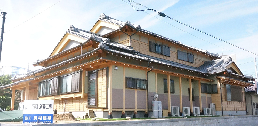 小垣江の入母屋の家