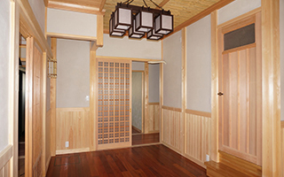 玄関ホール・かりんの床、桧腰板、竹天井